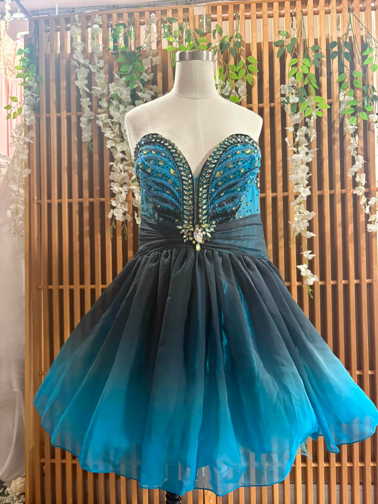 So many adorable homecoming dresses! Deja-Me On Main's Wedding & Formal Boutique 200 Grand Ave Suite 160 Clarion PA 16214 Hours: Monday/Tuesday 3-7 Wednesday Closed Thursday/Friday 11-7 Saturday 12-5 Sunday 12-4 #dejameonmain #homecoming #formalwear