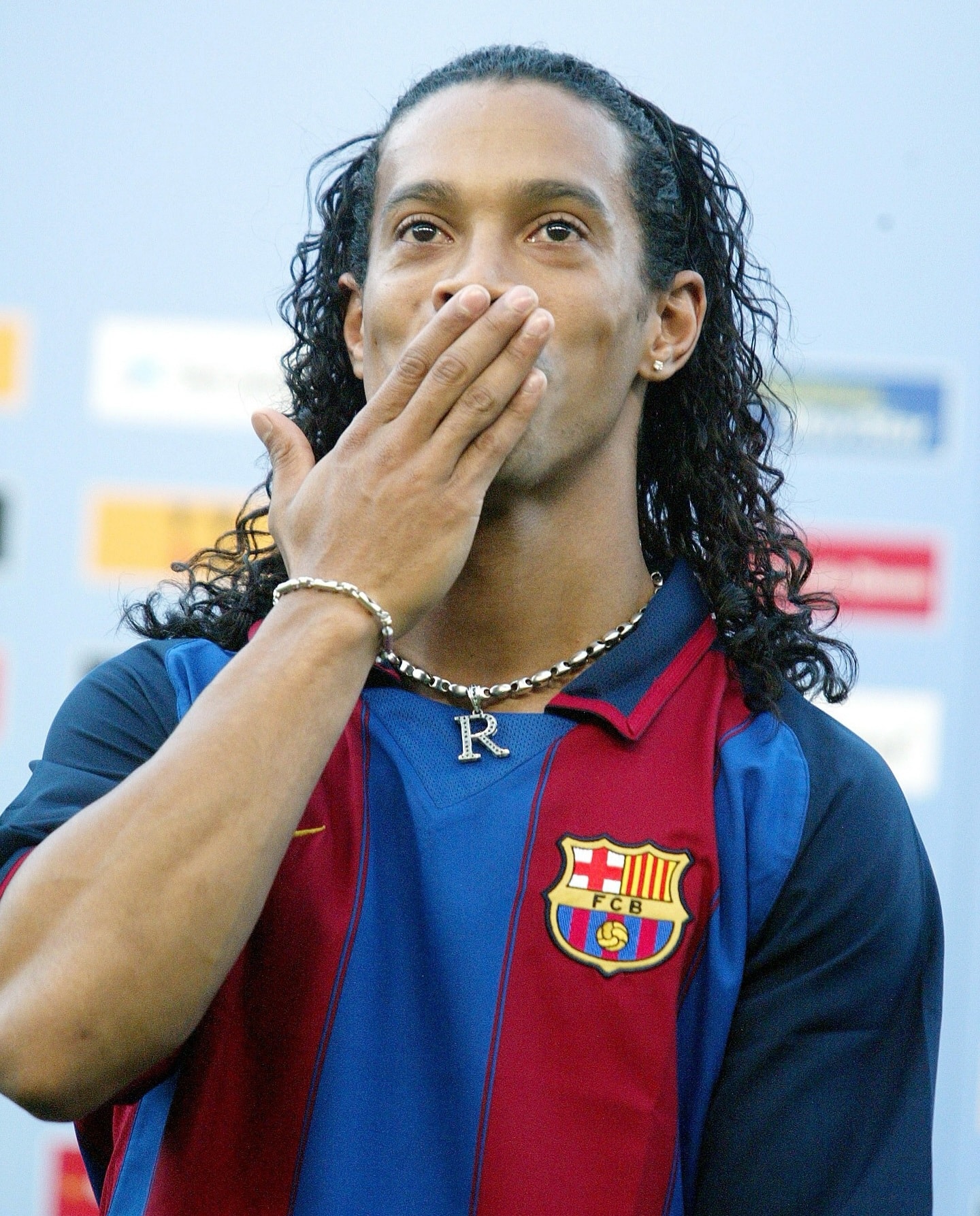 📅 On this day in 2003, Ronaldinho was unveiled by Barcelona