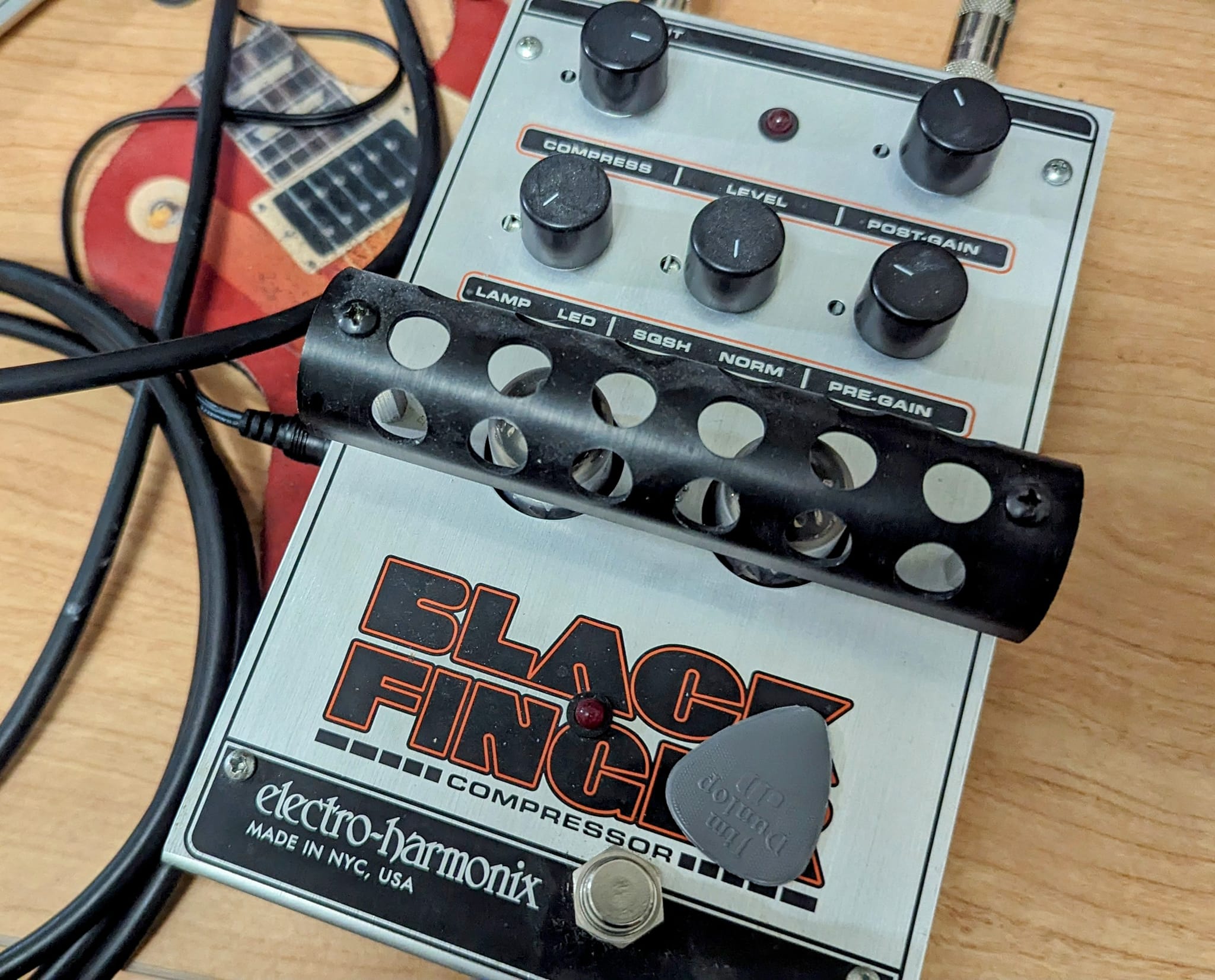Electro-Harmonix Black Finger compressor pedal