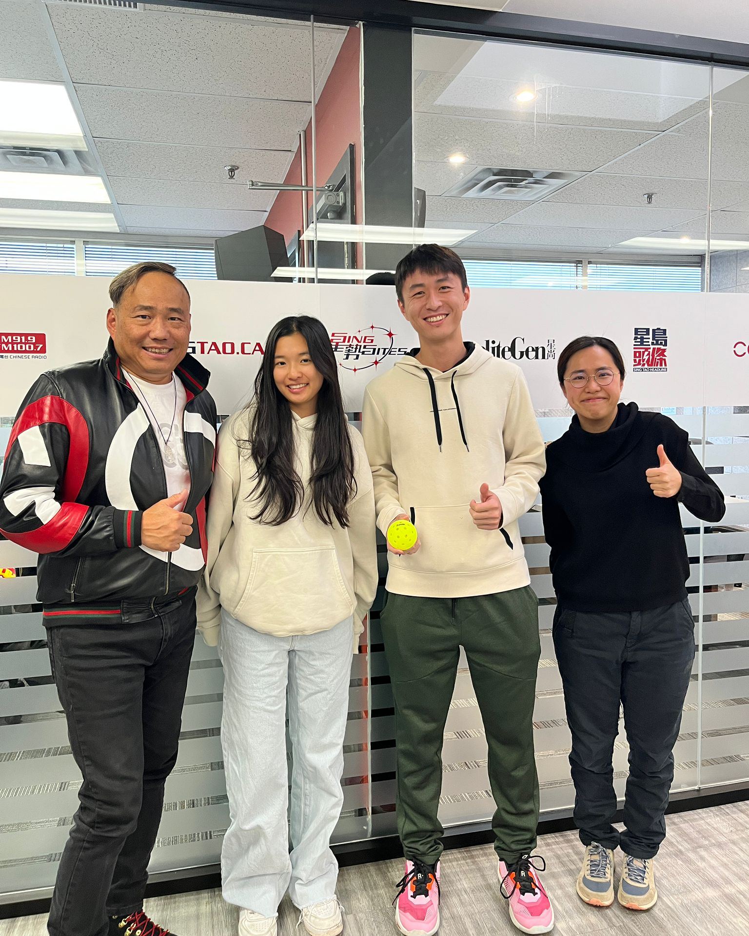 A1 - 🎾【牛黃解讀院｜加港匹克球球員聚頭】 今日《牛黃解讀院》請來兩位匹克球界新星 —— 🇭🇰 香港職業匹克球運動員 Ryan 林浚禧 ...