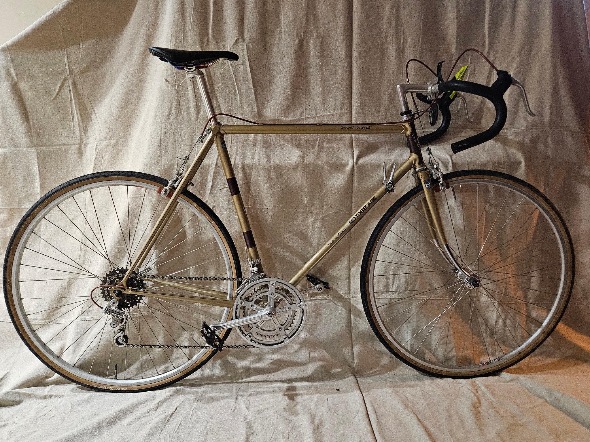 Identifying the year of a vintage Motobecane Grand Jubile bike model display picture 1