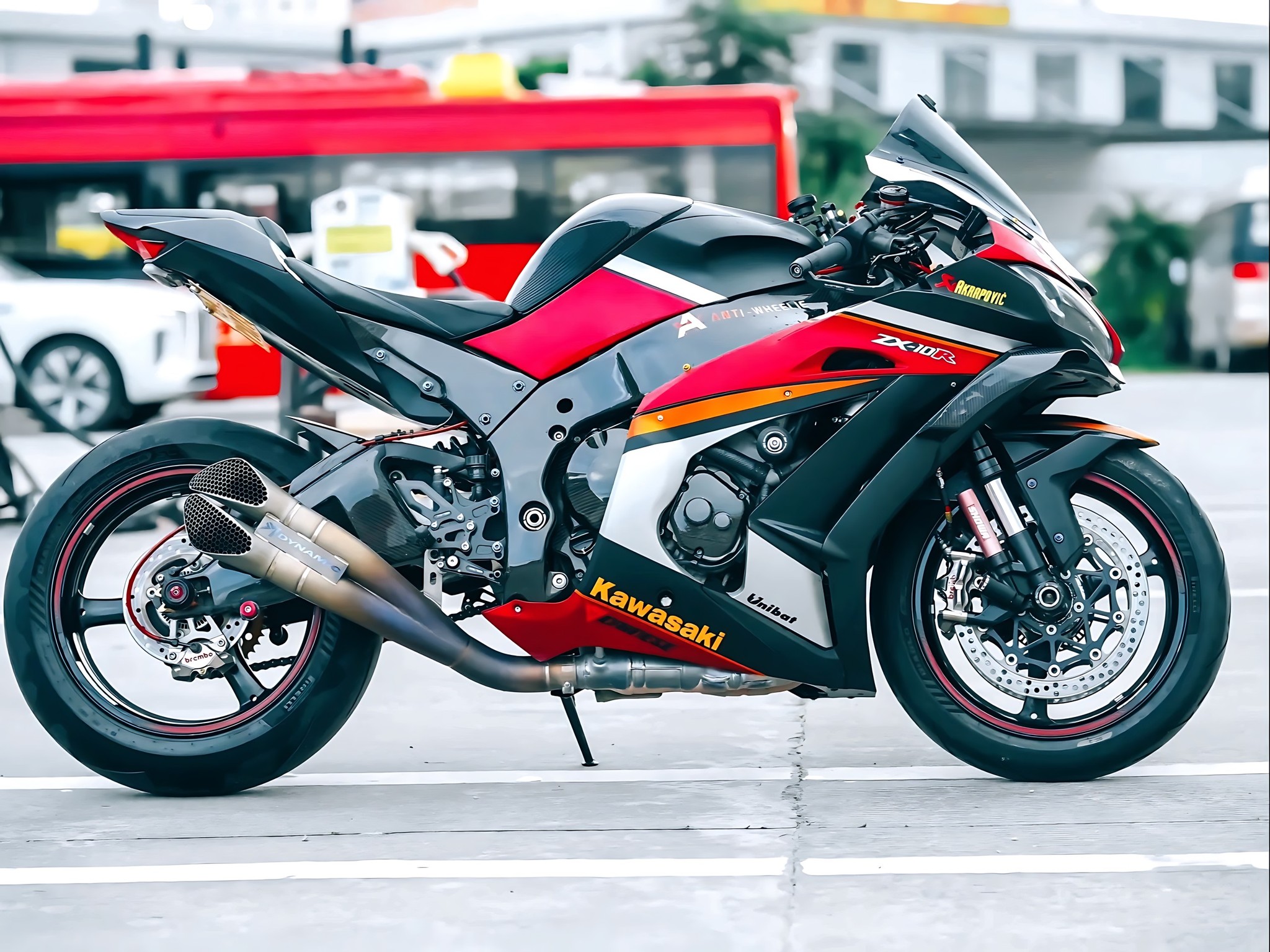 Kawasaki Ninja ZX-10R with amazing exhaust in unique color