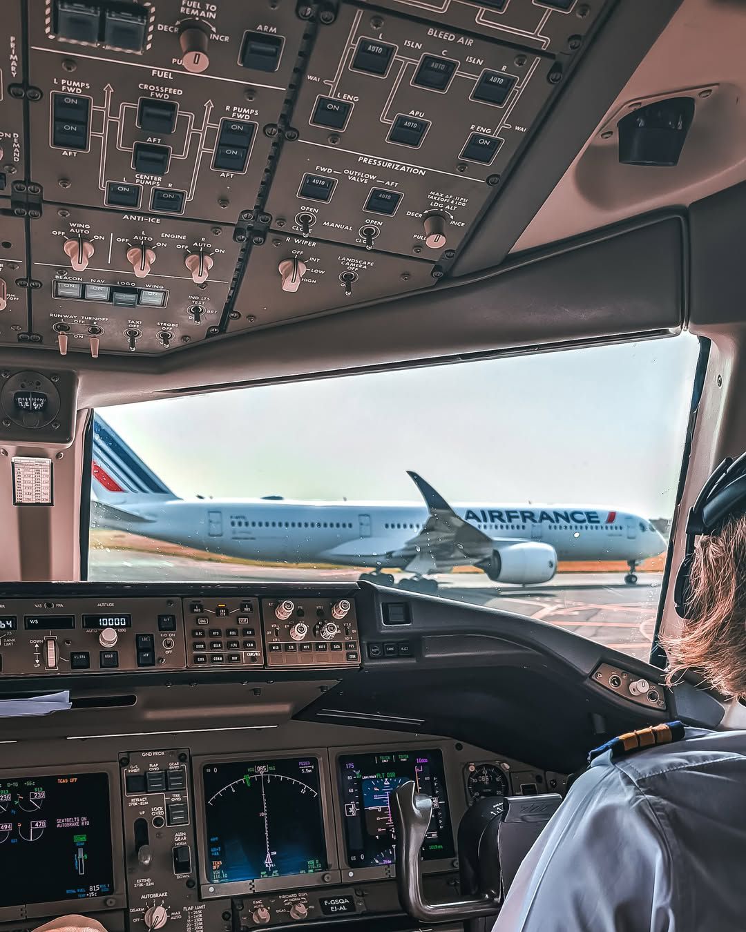 Na - Flight Deck View ️👨‍ ️🇫🇷 Inside a cockpit, the pilots have a front ...