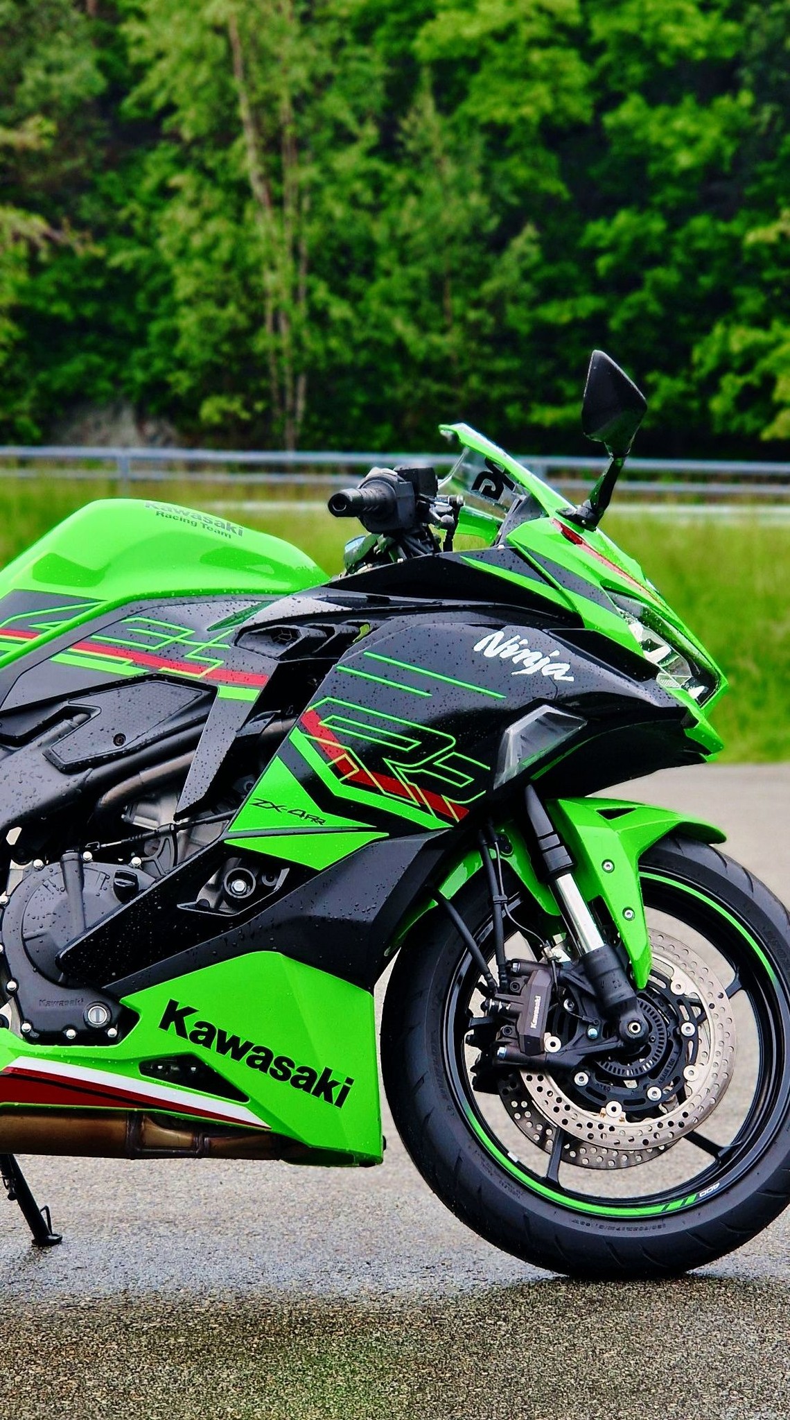 💚 Small bike. Big attitude. The Kawasaki ZX-4RR is proof that