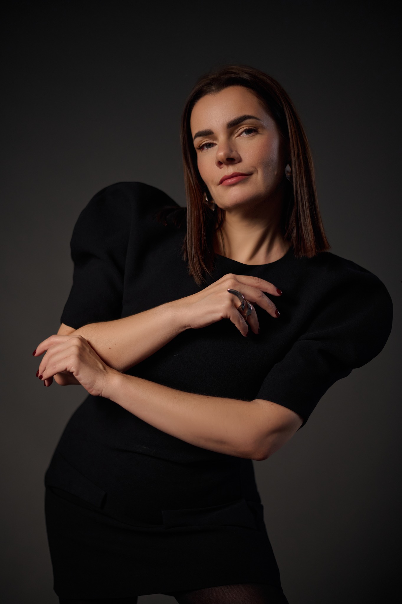 A more defined jawline starts beneath your chin! 💆‍♀️ This practice ...