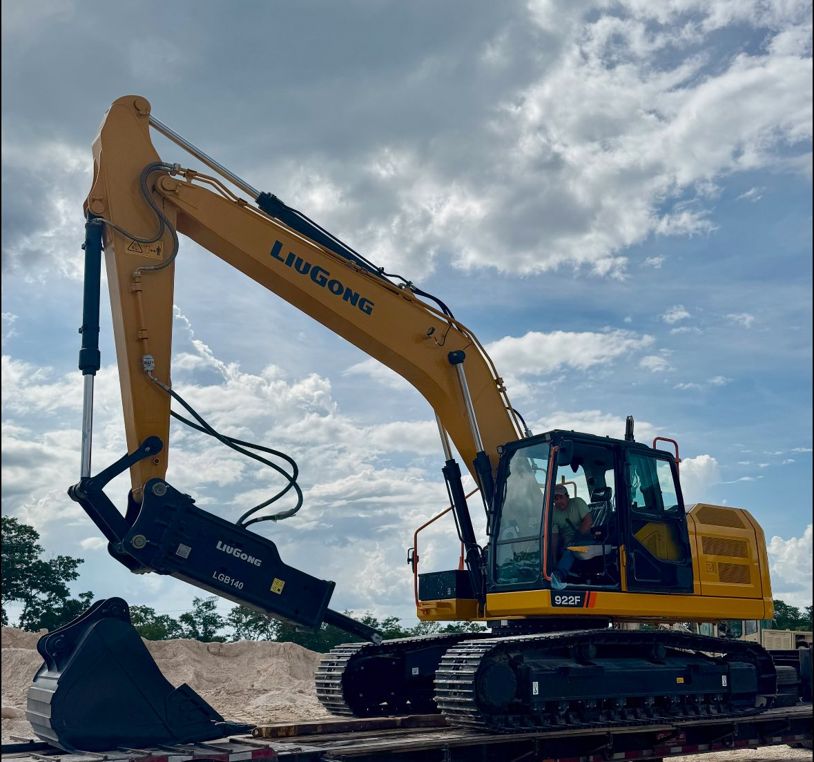 Surmaq - 🚨VENTA DE EXCAVADORA 922F 🚨 📈Poder, eficiencia y rendimiento ...