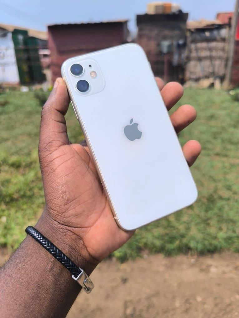 iPhone11 シルバー 128GB Apple iPhone 11 128GB SIMフリー 価格比較