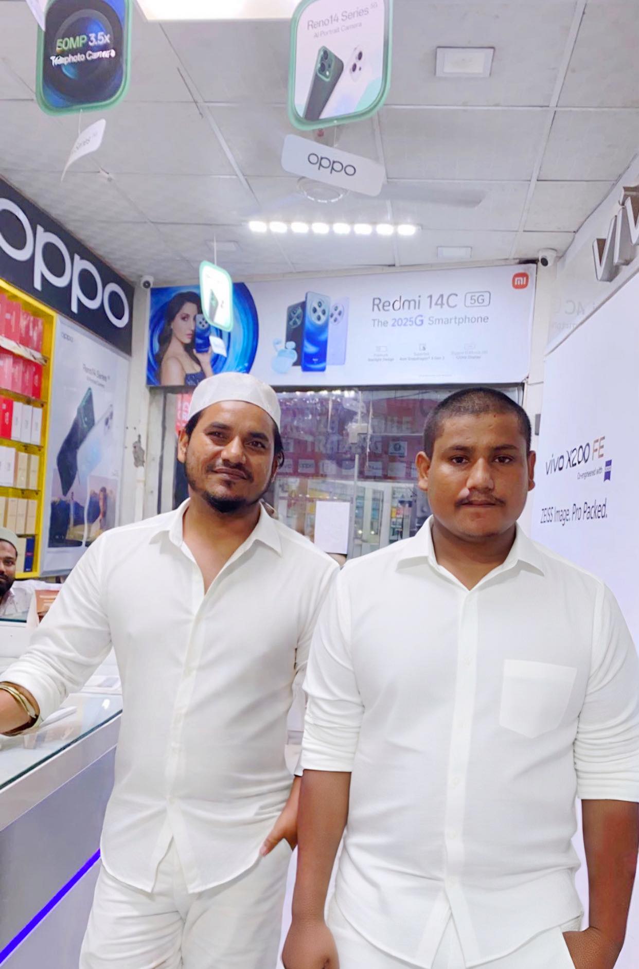 Deepak - नमस्ते मेरा सबै साथीहरू, यो मेरो ठूलो भाइको मोबाइल पसल हो ...