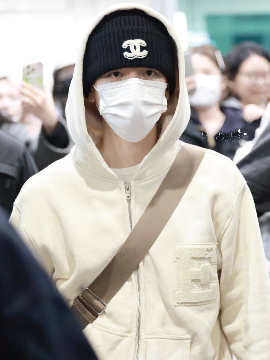 260911 #Baekhyun GMP airport update heading to Shanghai, China for