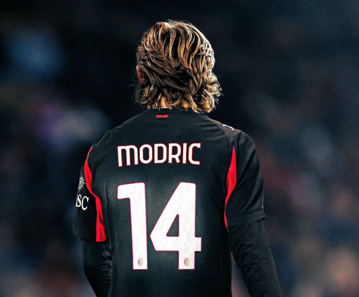 Luka Modrić dons the number 14 jersey with his new club, AC Milan. 🖤