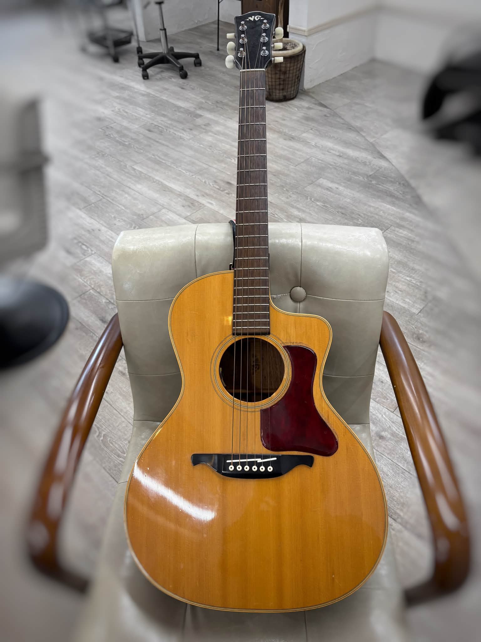 1971年製の モーリス W-25 です。 おやっ？と思った方はかなりのアコギ