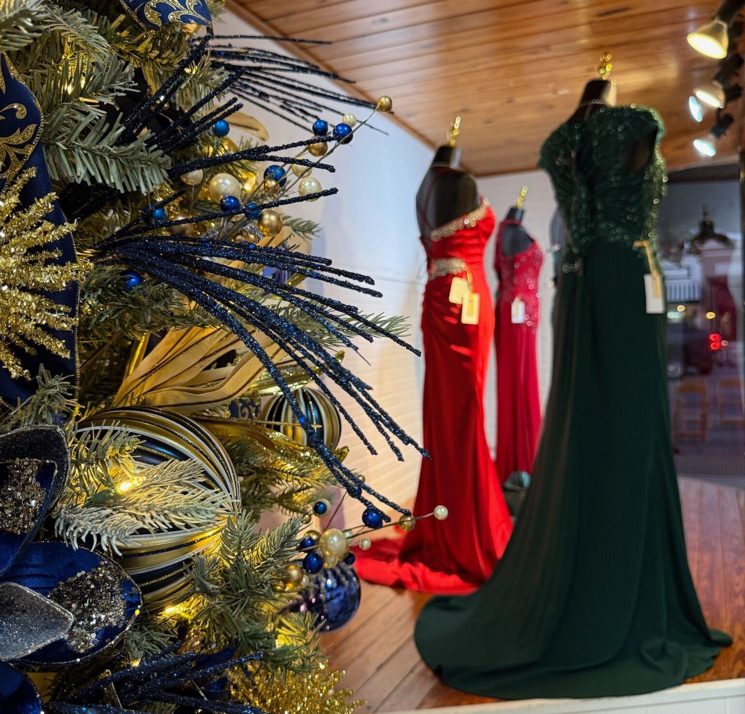 holiday dresses boutique PARTY 👗🎉🍾 light, fun, sophisticated. Perfect for the holidays, date night, or a party. 📱Digital Marketing: @visuelleagency #yvonnelafleur #neworleans #nola #dress #dresses #boutique Spring 2018