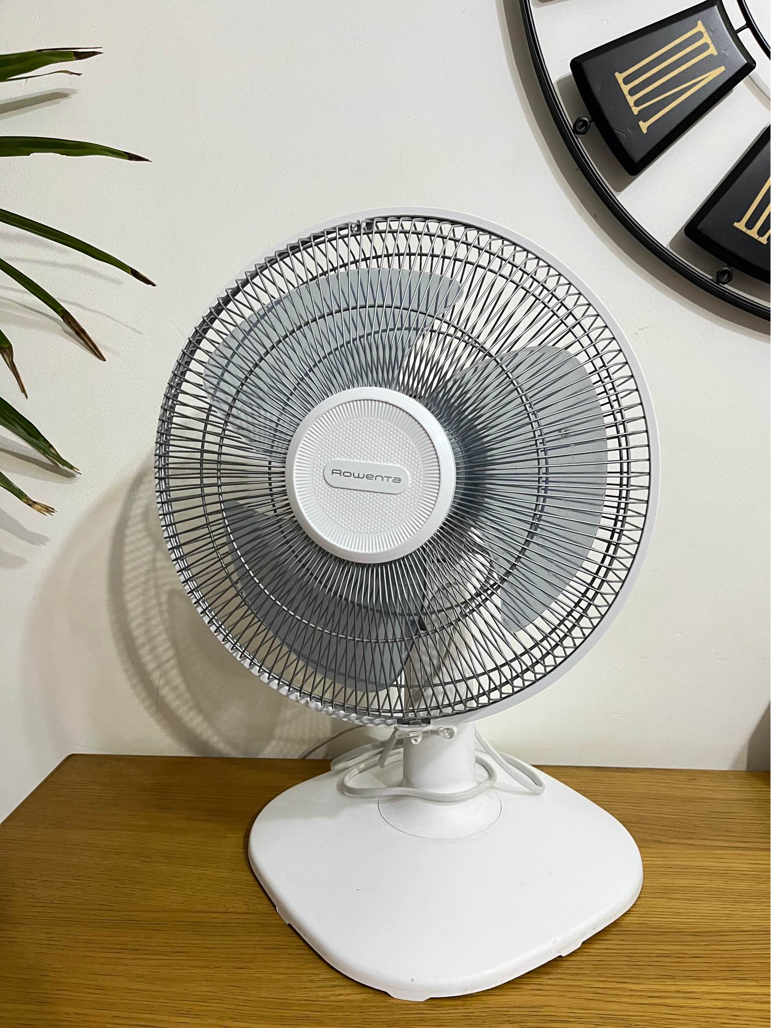 Comparer les prix : Rowenta Essential Ventilateur de table, Flux d'air puissant, 40 dB(A), 3 vitesses, Oscillation automatique, Ultra compact, Moteur en cuivre, Blanc VU2330F2 | Comparateur