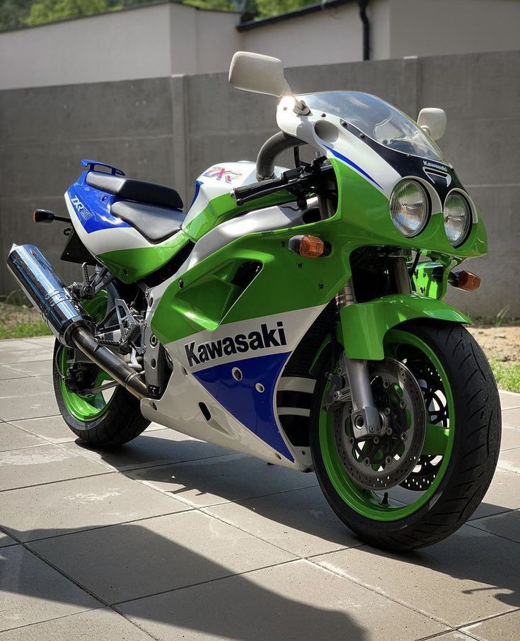 Kawasaki ZX750R classic supersport bike
