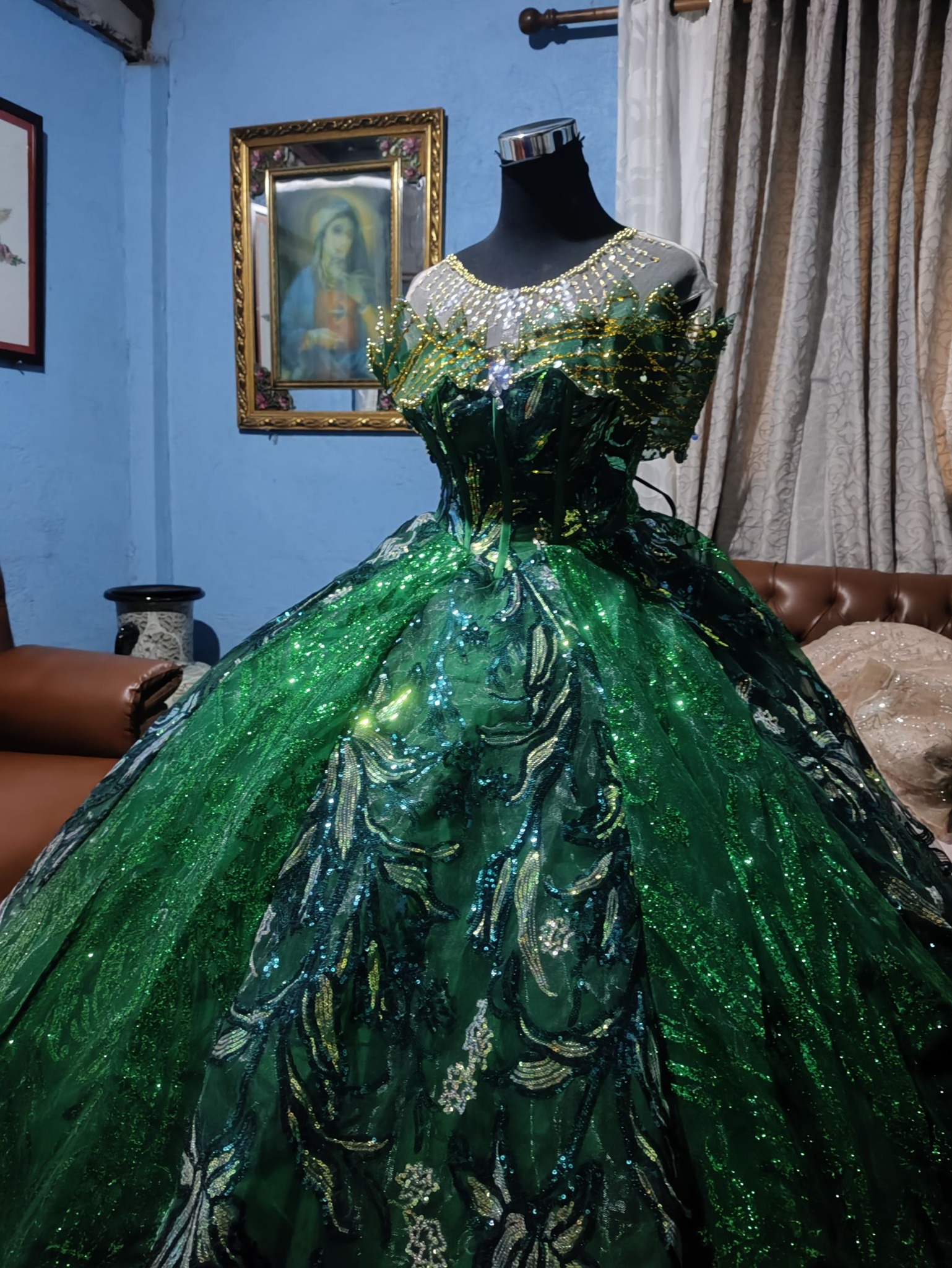 emerald green dress dream meaning An gown symbolizes elegance, sophistication, and renewal. The color green, especially in its rich emerald shade, is often associated with prosperity, growth, and harmony. Wearing an emerald green gown can elegant green gown