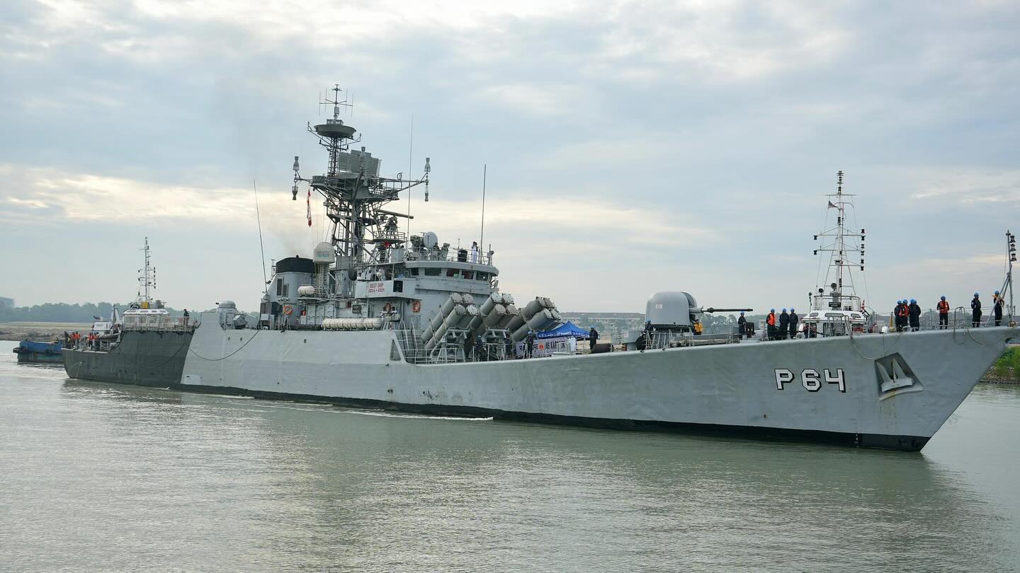 Indian Navy Kora-class corvette... - WarshipCam - Official | Facebook