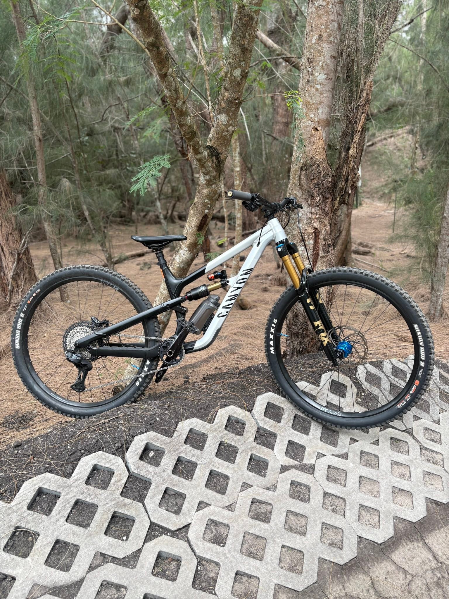 FRAME : Mondraker foxy carbon forward geometry frame (Medium 27.5