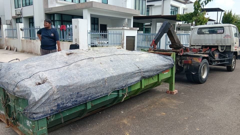 Lori Sampah RORO Pasir Gudang