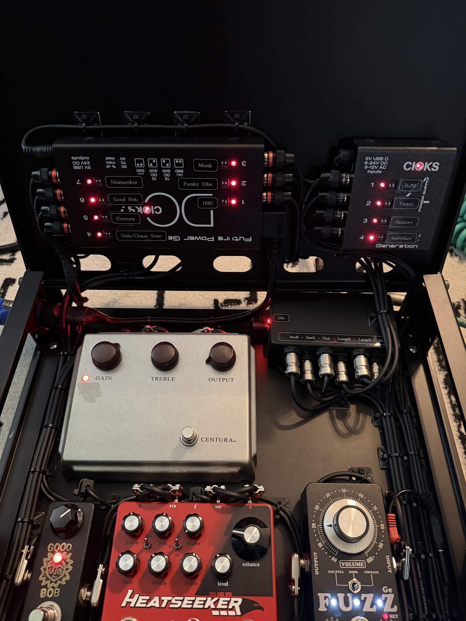 Custom 18x16 Pedalboard with RJM PBC6x and Various Effects