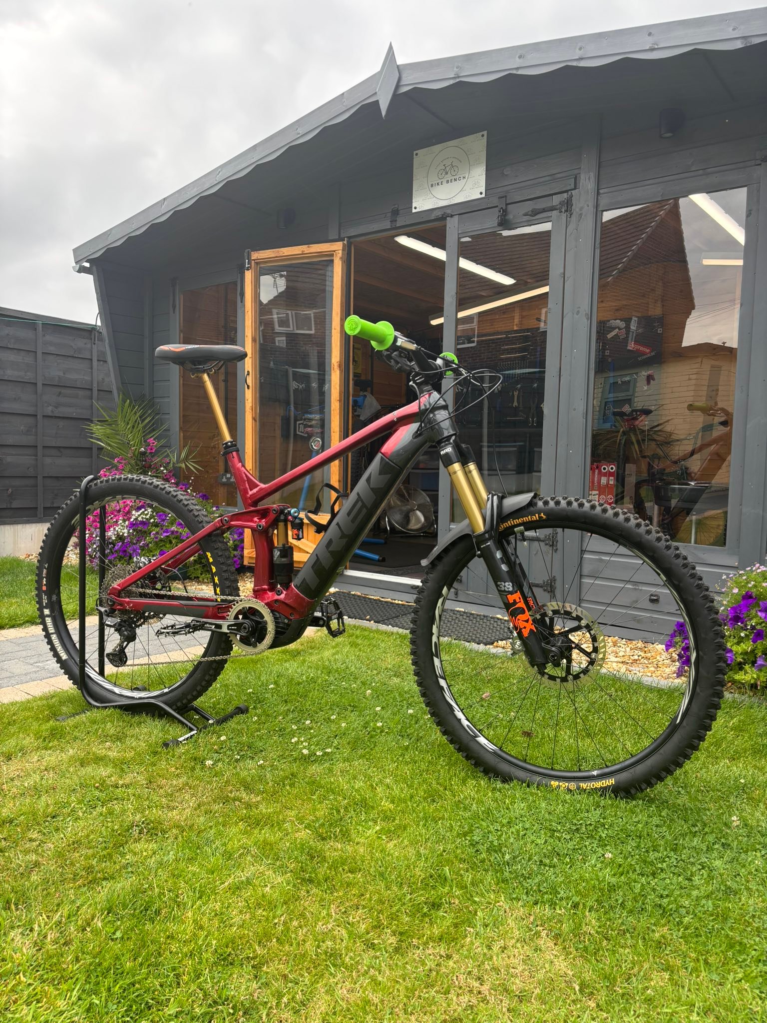 trek bicycle reno Madone SL 5 Gen 8 suitable for taller riders Marlin 4 Gen 3 Purple