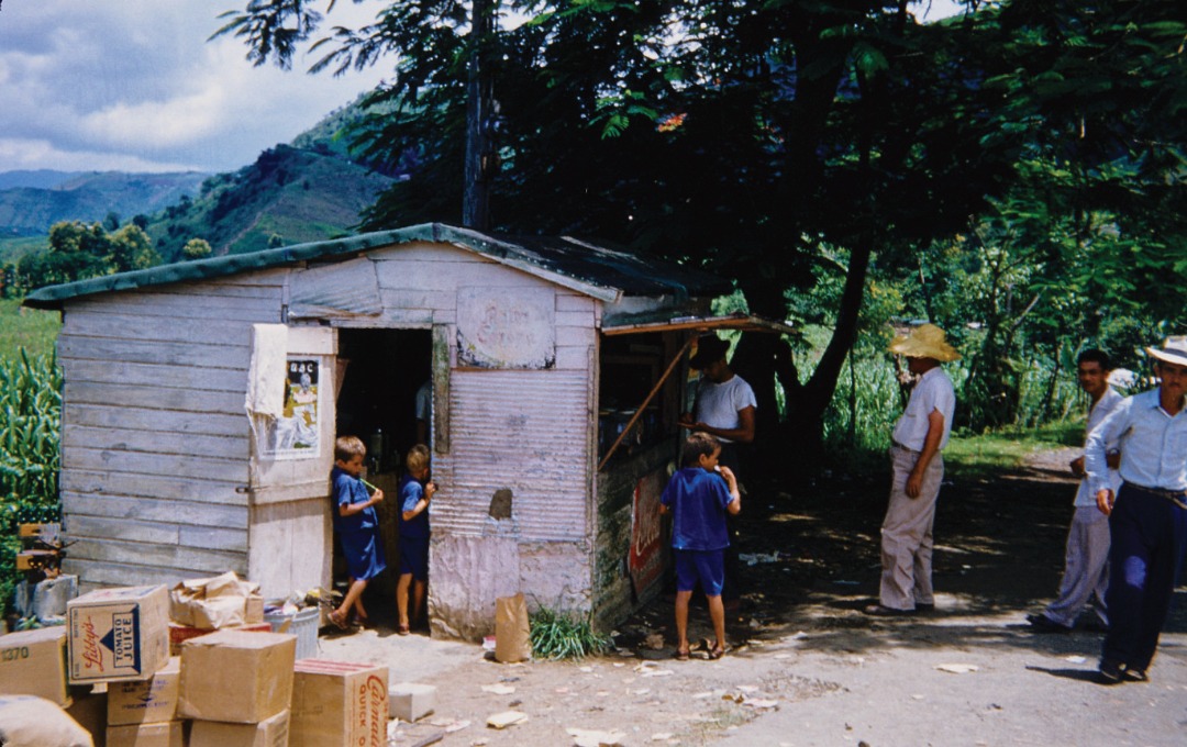 Nostalgic - Pequeña tienda rural en Puerto Rico, circa 1950. Un reflejo ...