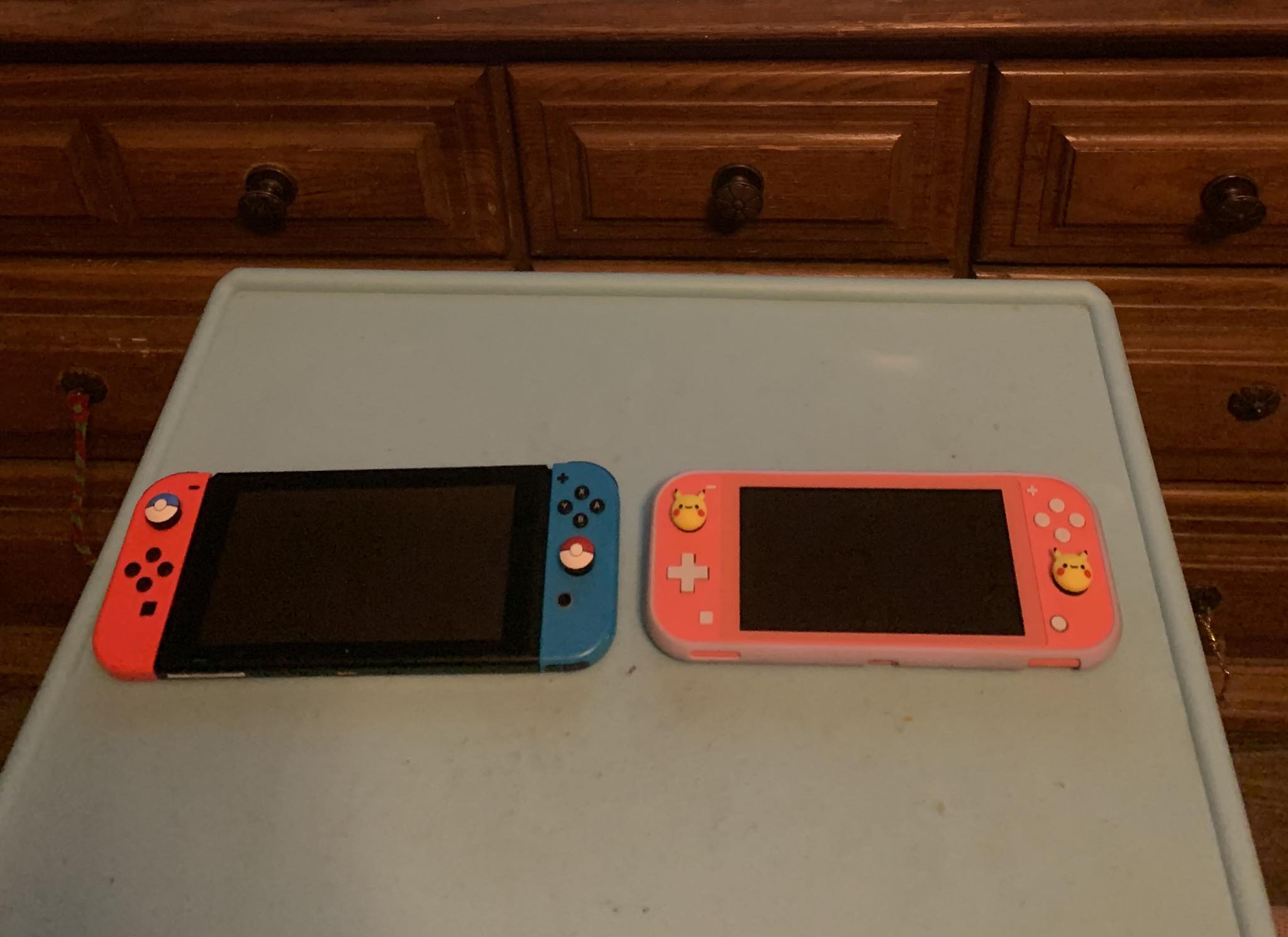Nintendo Switch and Switch Lite color comparison