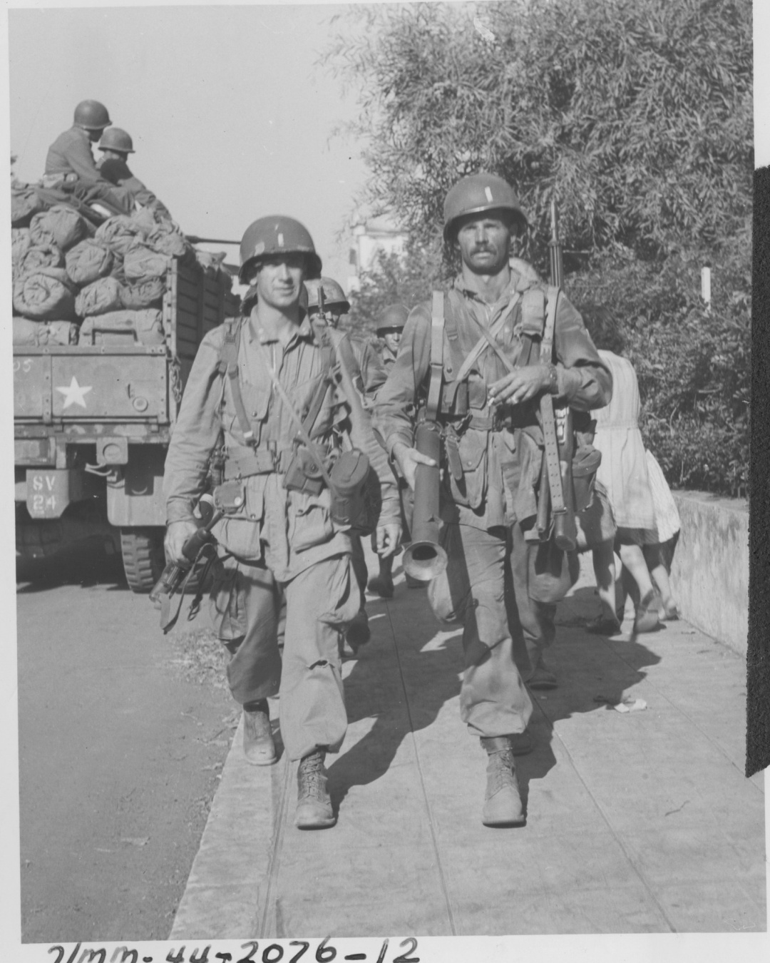 First Paratroops, 463rd Parachute Field Artillery, arrive in St