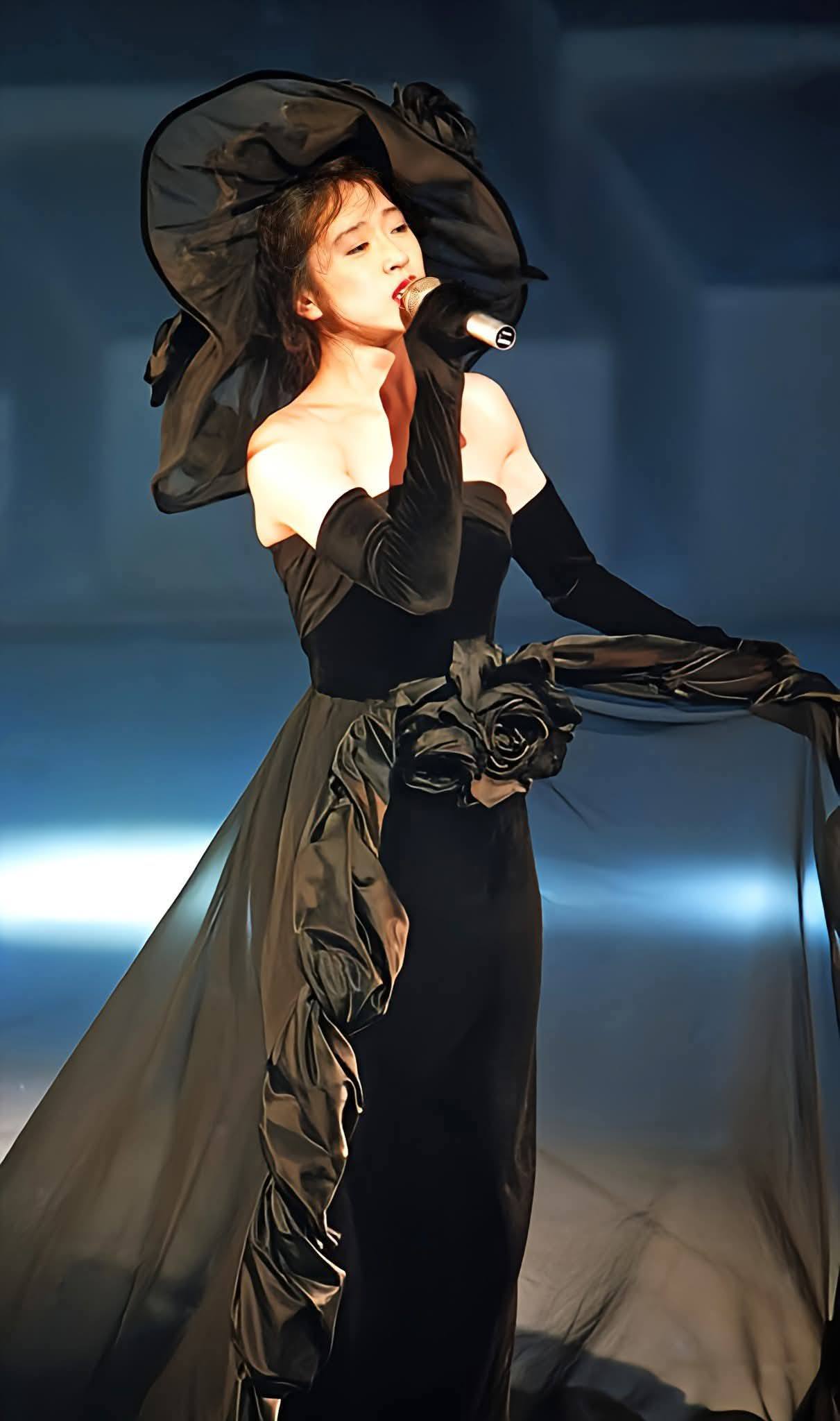 私のだいすきな中森明菜さんです。
