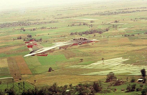 航空機・ヘリコプター No157 VF-1 WOLF PACK OP FREQUENT WIND F-14 tomcats in Vietnam during Operation Frequent Wind