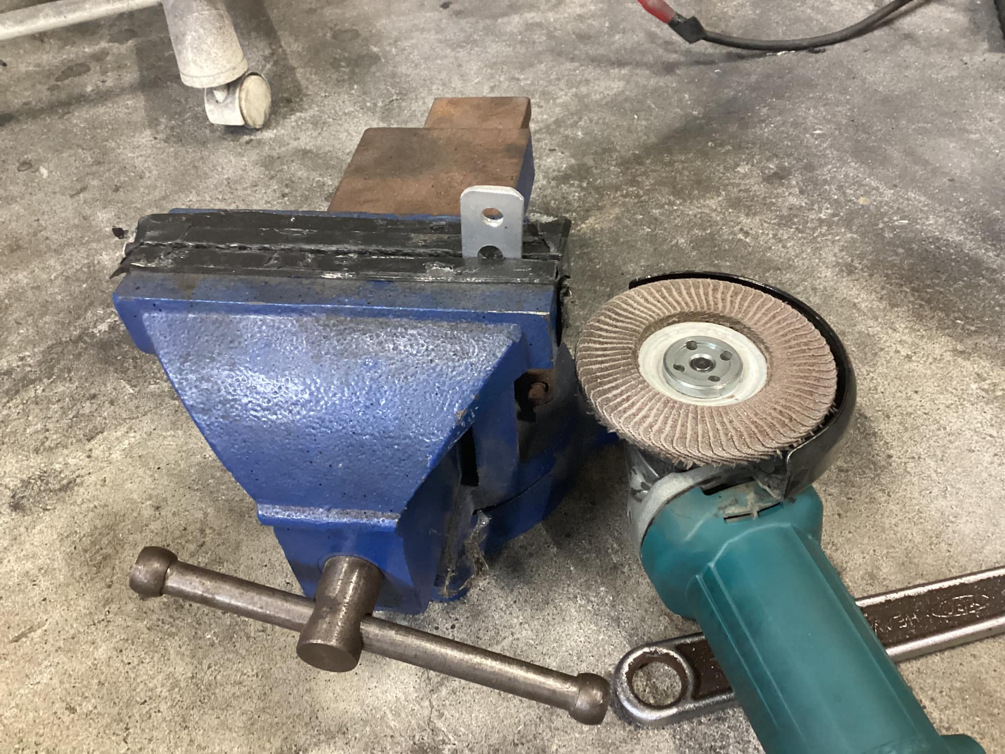 自作アルミバッテリーケースの修正です♪ 気がついたら外は大雪