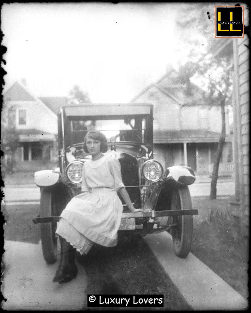 What car is in this 1920's photo?