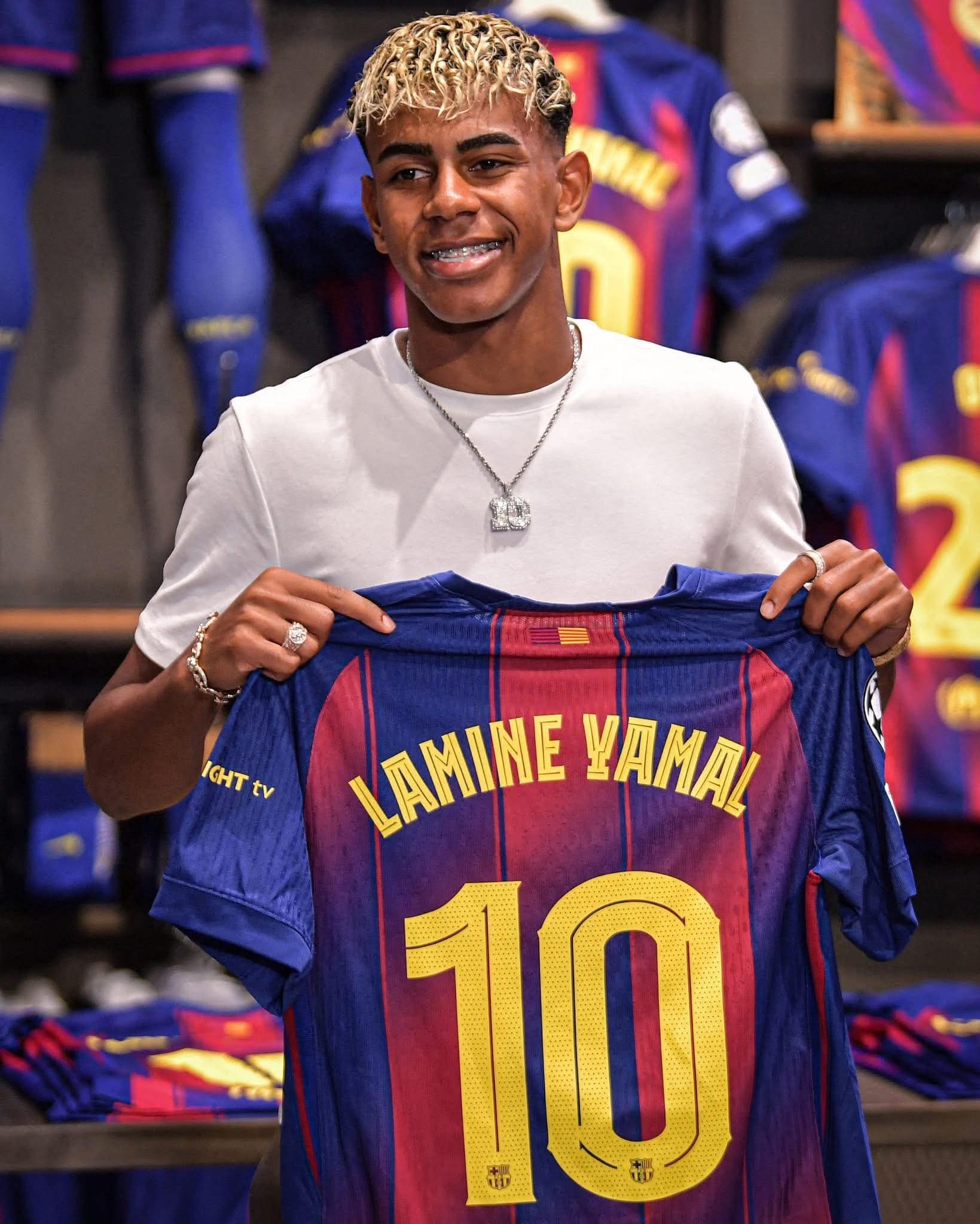 🚨OFFICIAL: Lamine Yamal has just become FC Barcelona's new number