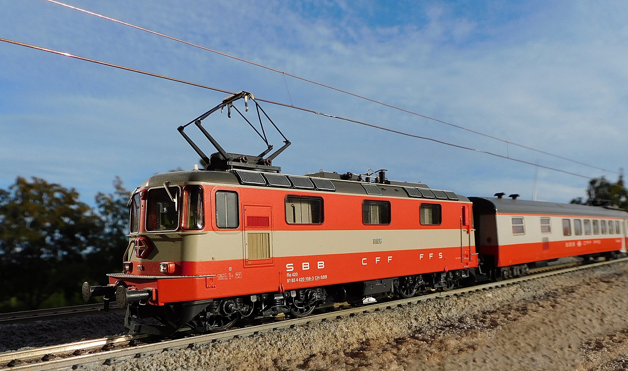🇨🇭 SBB Re 4/4 II Swiss Express . . . . (ROCO H0)