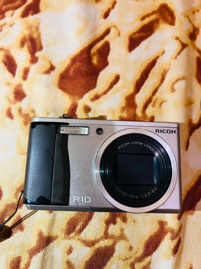 RICOH R10 (RARE) 10.1 megapixel 7.1optical zoom complete inclusion