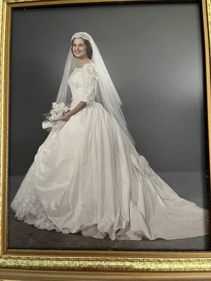 elizabeth taylor green wedding dress There was a photo of Taylor's dress…I don't think it was any prettier than mine…bought it in 1959 when I became engaged..married in 1960 elizabeth taylor first wedding