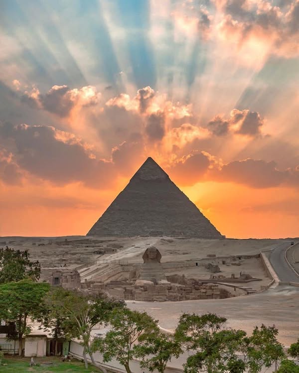 Ancient - 📷 The Giant Pyramid of Giza looking as majestic as ever 🇪🇬🏺 ...