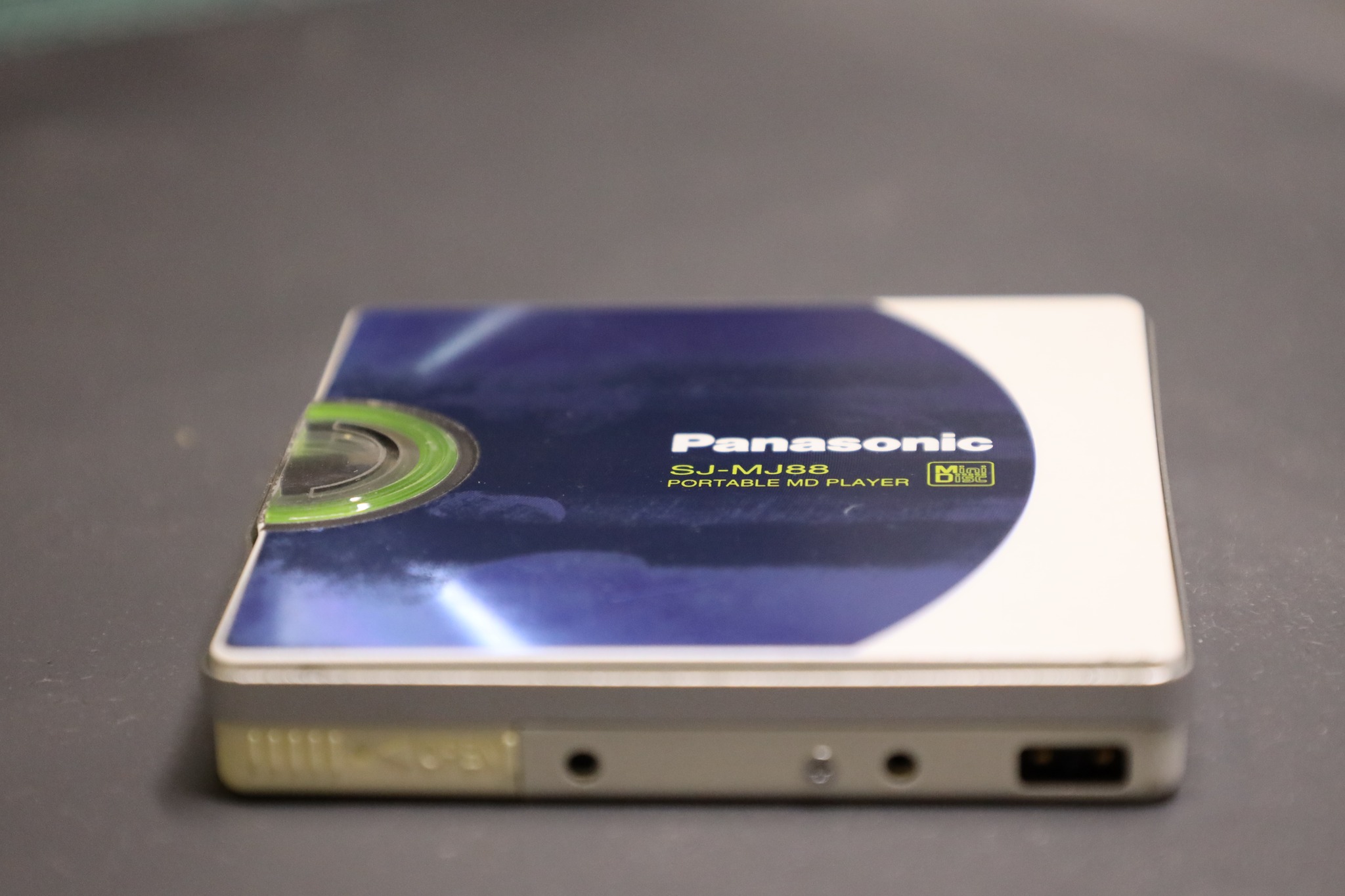 Panasonic 於2004 年發表世界最細小 MD 播放器 SJ-MJ97。 The world's