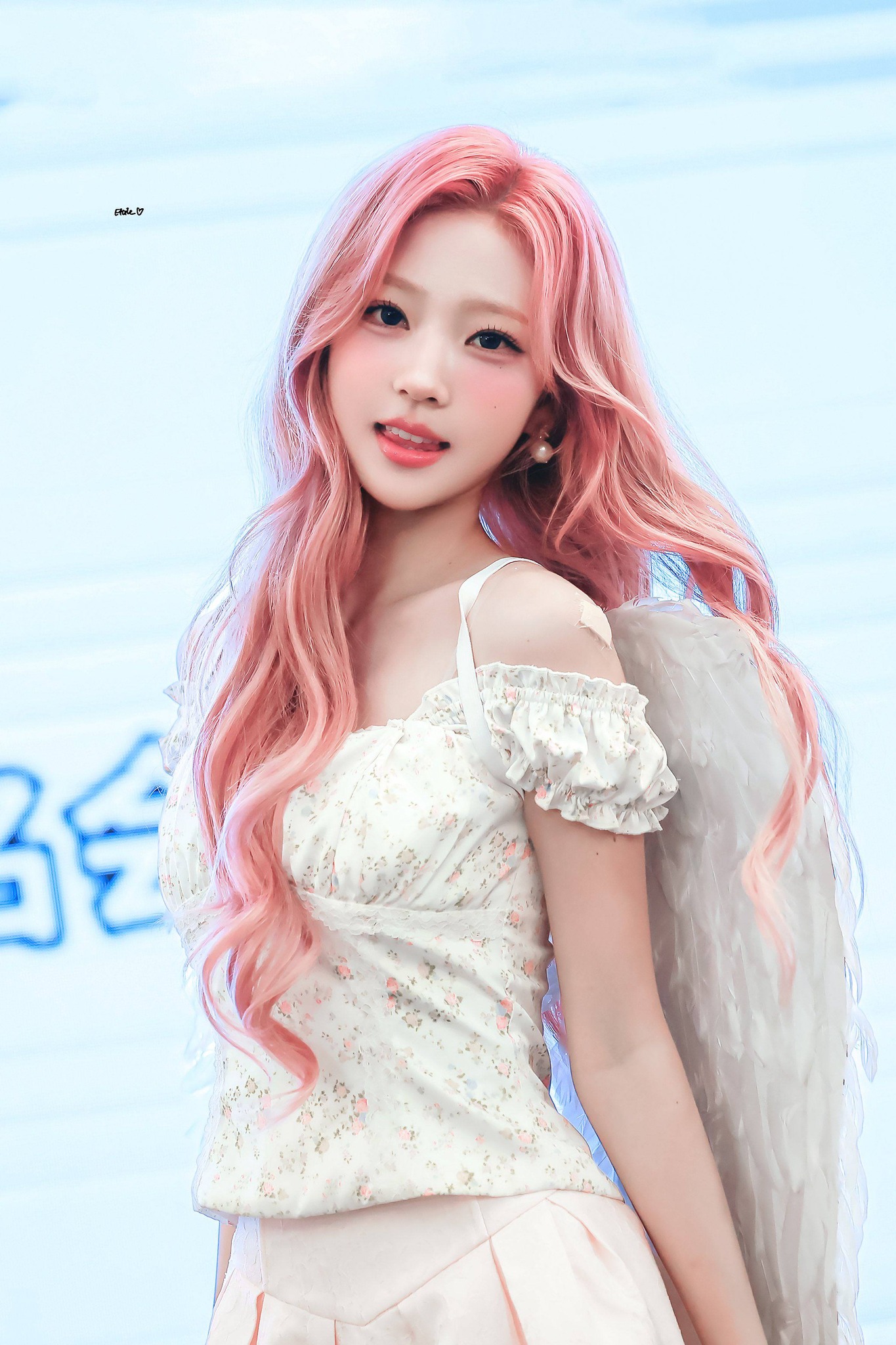 Hearts2Hearts at Shanghai offline fansign event with kmstation