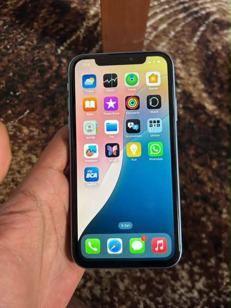 iPhone XR Fully functional Face ID Clear cameras 64gb Some cracks