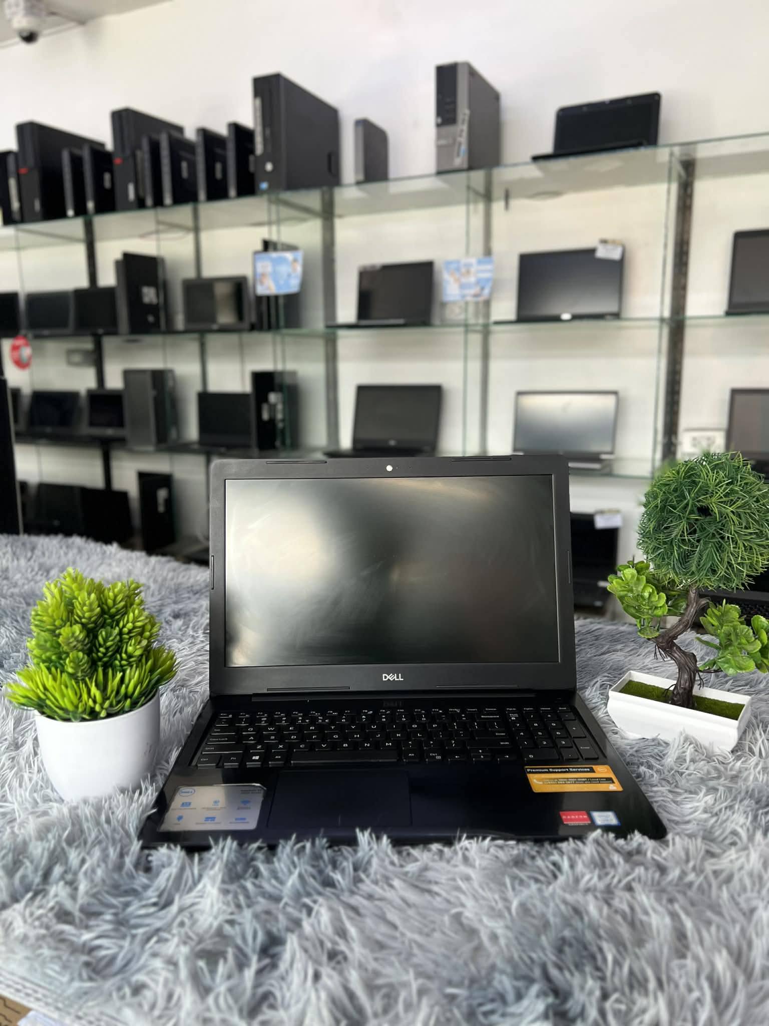 Dell Inspiron 5570. ~ Processor: Intel Core i7 (8th Gen) Memory 