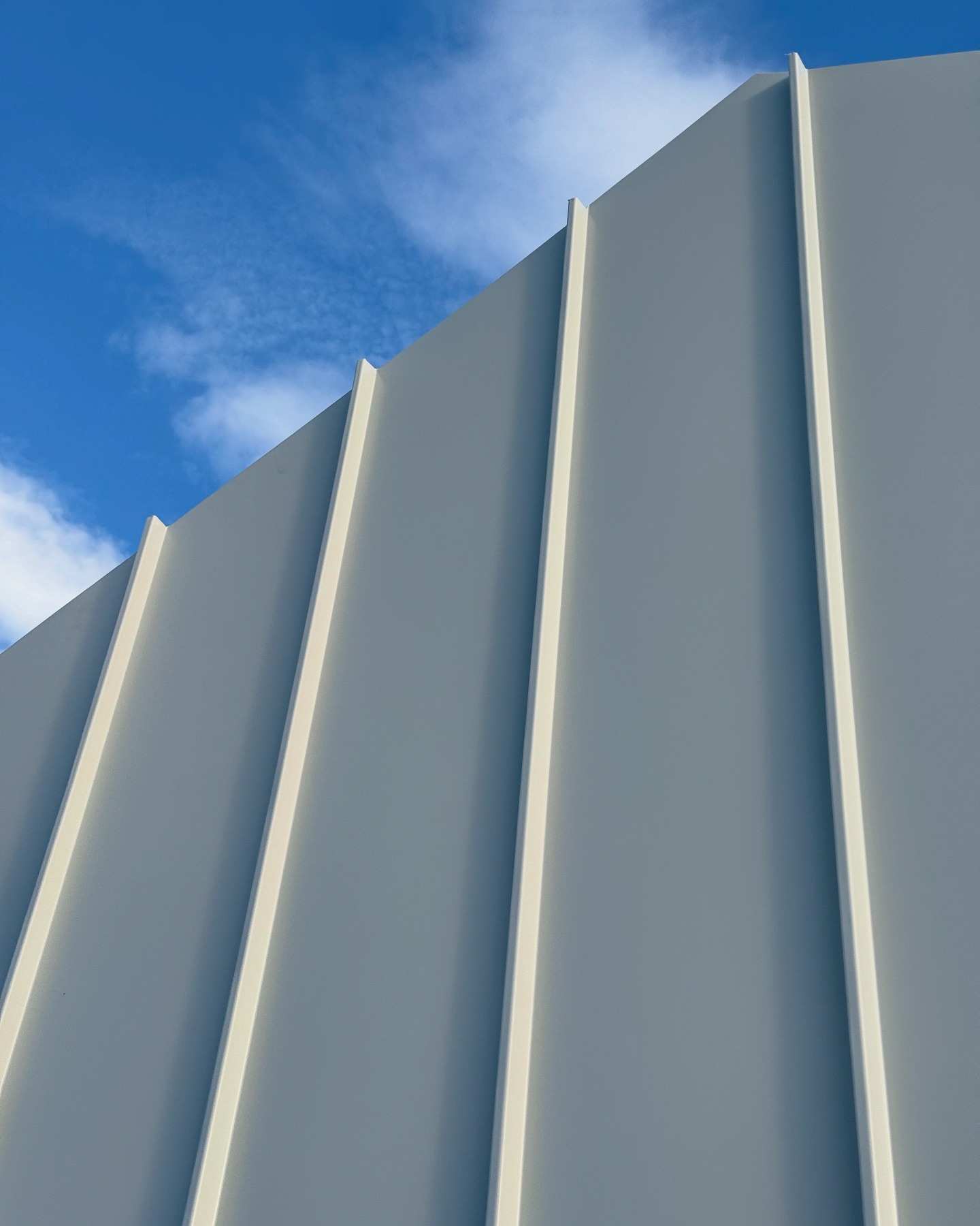 Claddco. - Crisp lines with Surfmist @colorbondsteel standing seam 25mm ...
