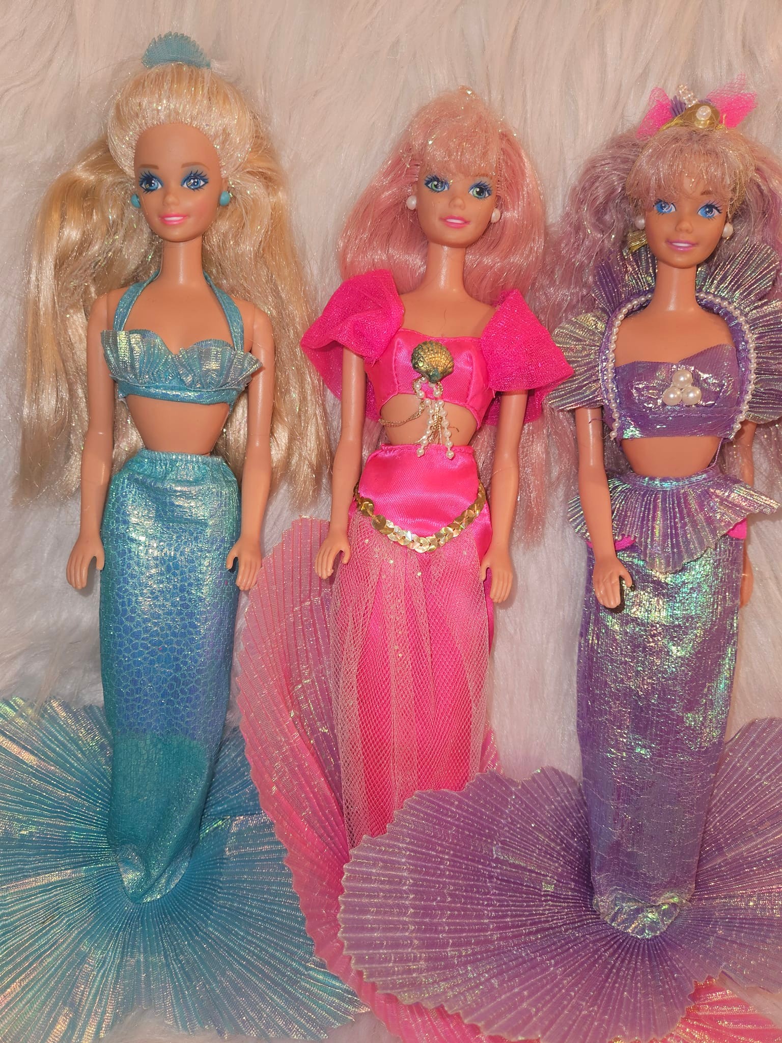 Barbie Poupées Sirènes avec cheveux fantaisie et serre-tête, jouets sirènes avec bustiers inspirés de coquillages et nageoires colorées, HRR09