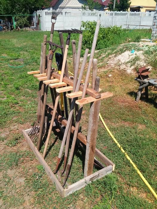 Gardening - I saw this simple DIY tool rack someone made from scrap ...