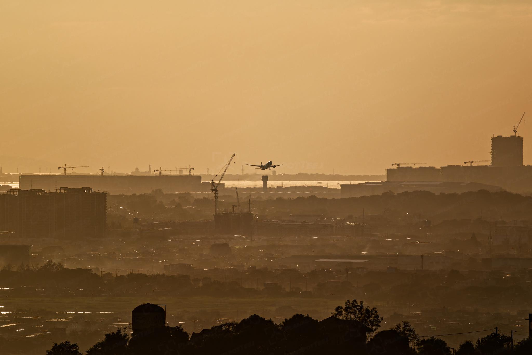 PlanespotTeej - Escape from the chaos. Shot this with my 600mm lens ...