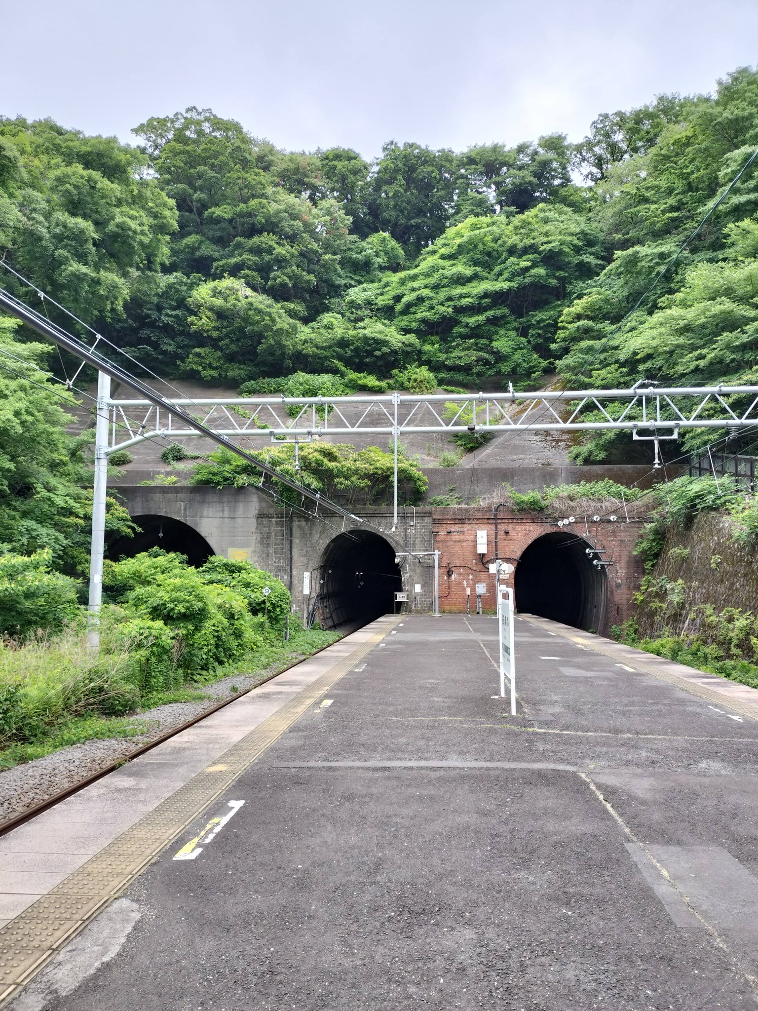 横須賀線JR田浦駅の三つのトンネル