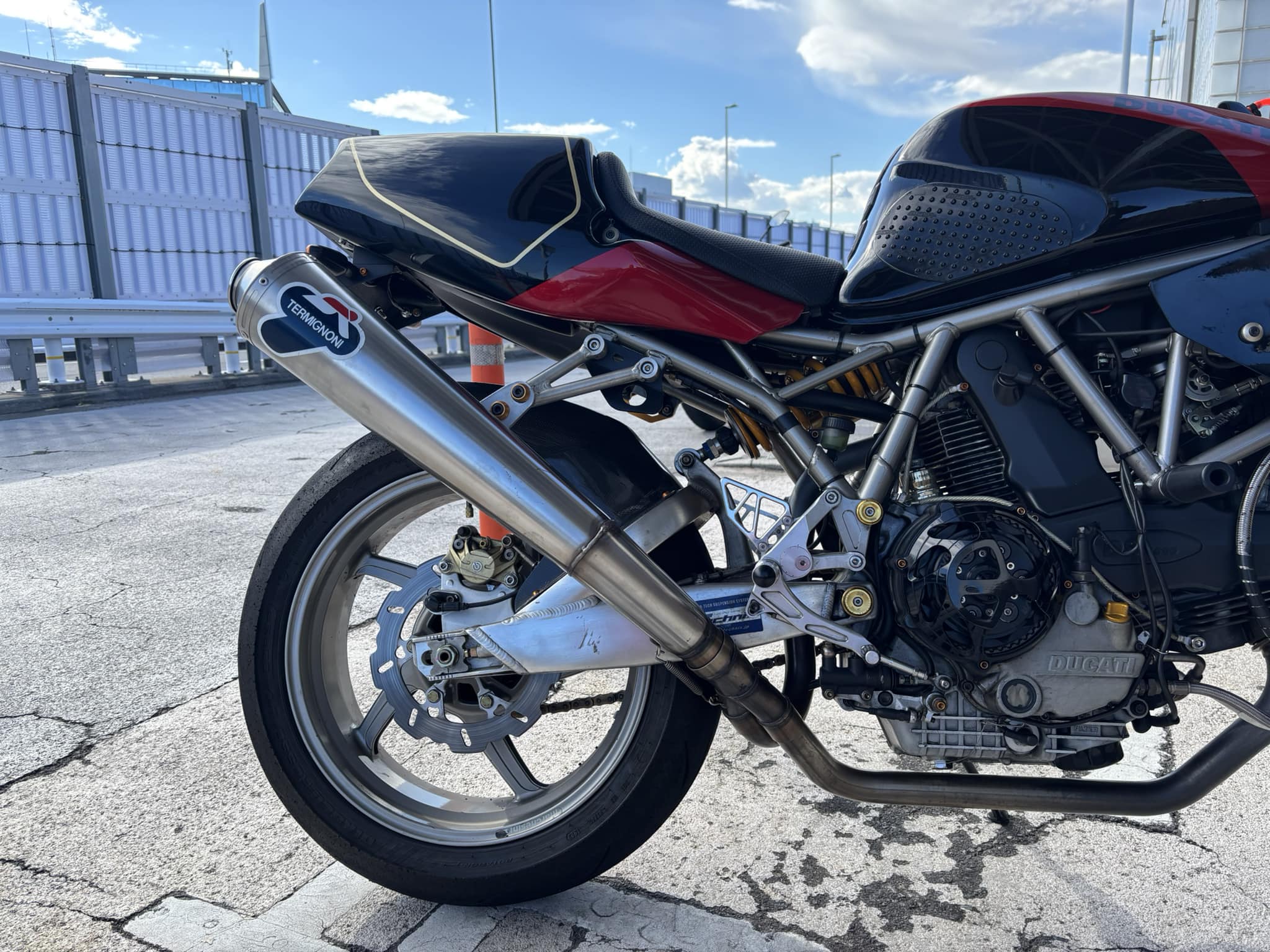 SS1000DSです。マフラーを変えました。ポールスマート用のテルミです 
