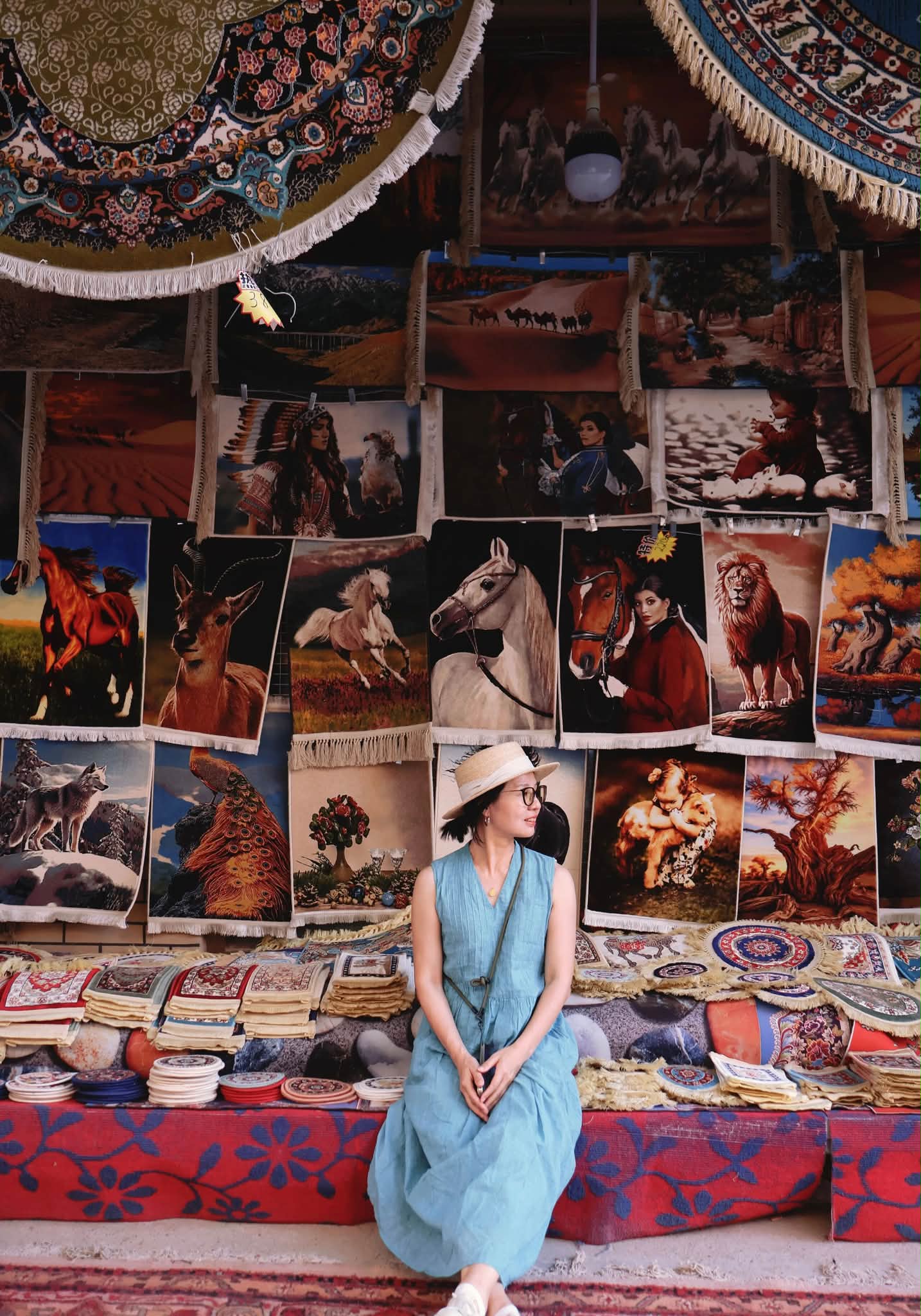 Oil painting and woman.China, Xinjiang. SEMFFIE 너정 宝管者者 重重