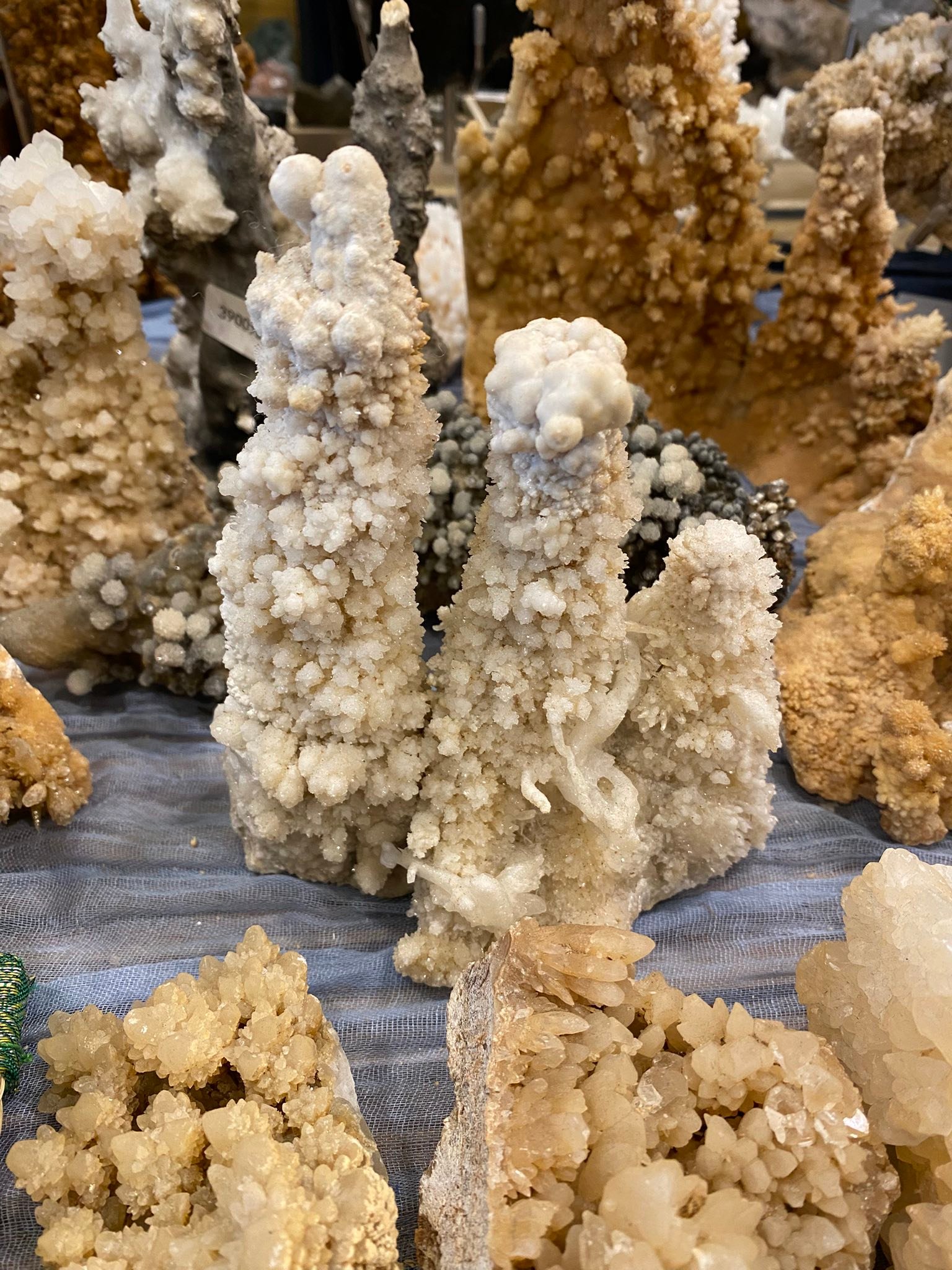 鐘乳石全面2折鐘乳石為自然長時間沉積形成的珍稀礦物，每一件皆