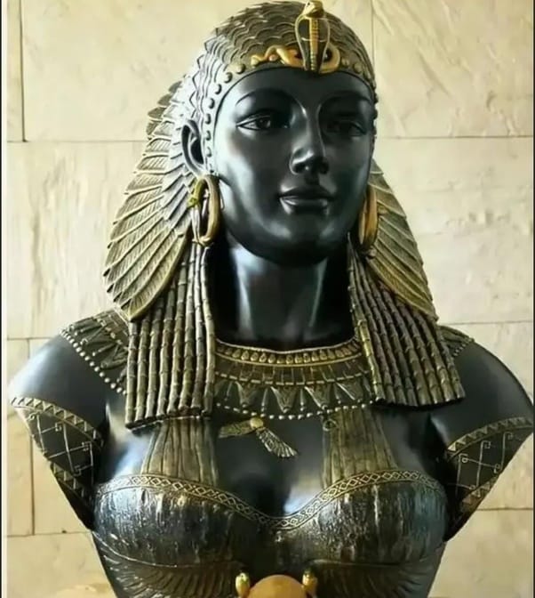 History - Cleopatra ascended to the throne of Egypt at the age of 17 ...