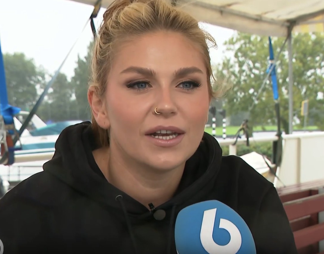 Bekende - Roxeanne Hazes reageert voor het eerst op haar ‘geheime broer ...
